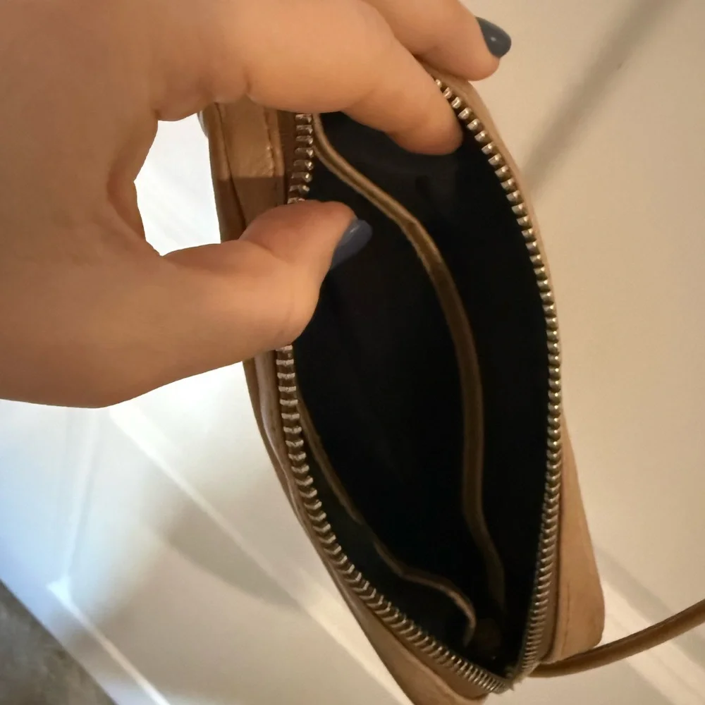 BAGGU compact leather